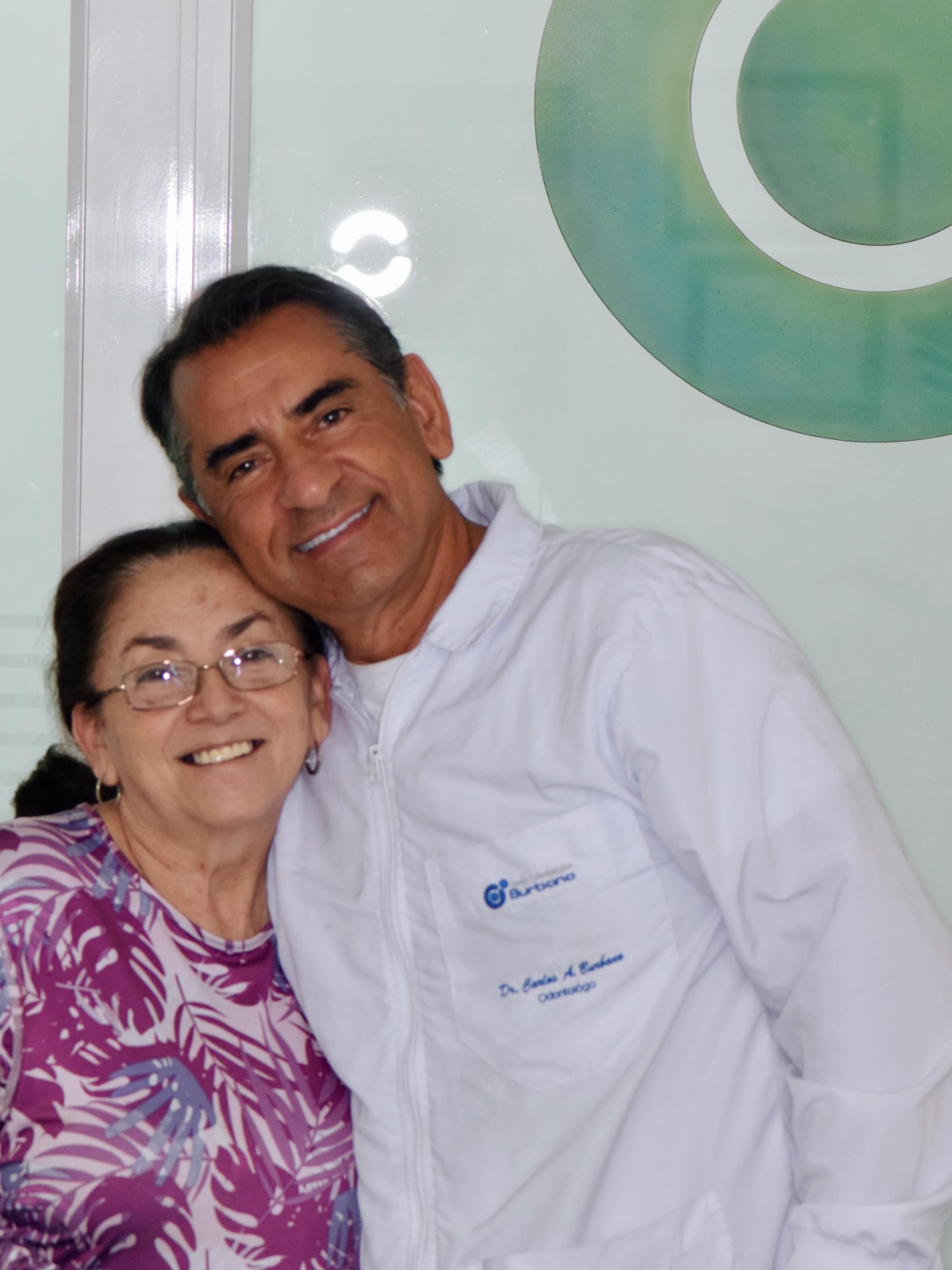 Dr. Carlos A. Burbano con paciente en el Centro Odontológico Burbano